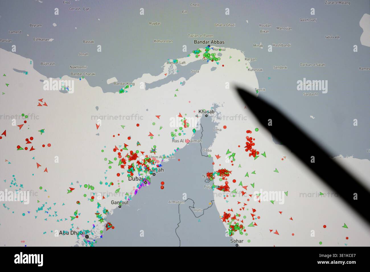 Parigi, Francia - 16 marzo 2026: Una penna indica lo stretto di Hormuz su una mappa del traffico marittimo, simboleggiando l'analisi marittima e la pianificazione strategica Foto Stock