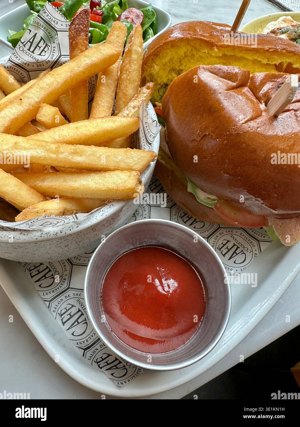 Hamburger e patatine con ketchup Foto Stock