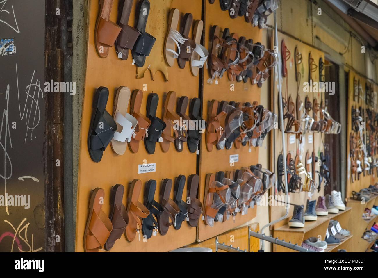 Sandali artigianali in pelle, ciabatte. Firenze, Italia. Mostra di artigianato tradizionale fiorentino all'aperto con calzature marroni, nere e bianche. Foto Stock