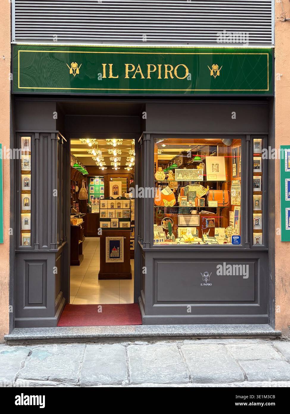 Il Papiro. Firenze, Italia. Storico negozio di carta specializzato in prodotti di carta marmorizzata e cancelleria fiorentina unica. Vista dell'ingresso. Foto Stock