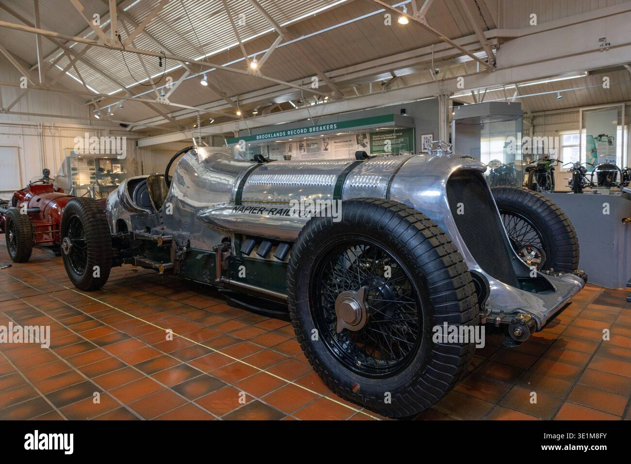 Storica auto da corsa con motore aeronautico Napier-Railton del 1933, commissionata dal pilota record John Cobb, al Brooklands Museum nel Surrey, Inghilterra. Foto Stock