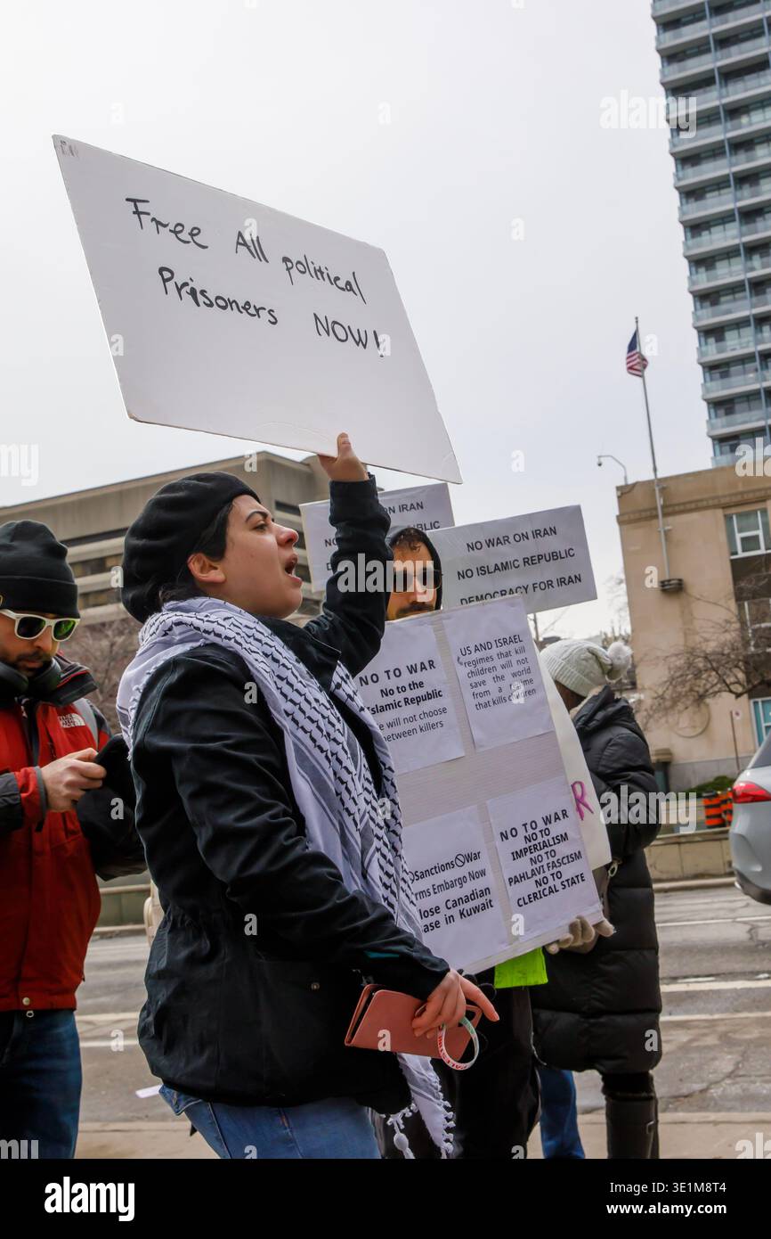 Toronto Canada - 15 marzo 2026: Circa 100 manifestanti protestano contro l'intervento degli Stati Uniti in Iran al di fuori del Consolato degli Stati Uniti Foto Stock