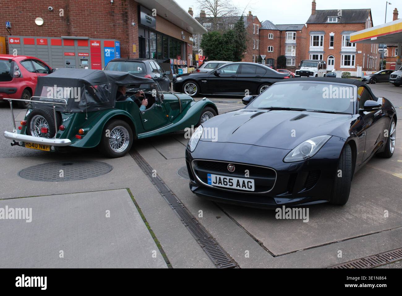 Jaguar F-Type con targa che riprende lo scherzo "JAAAAG" di Top Gear e il Grand Tour accanto a un classico Morgan Plus 4 a Stratford-upon-Avon Foto Stock