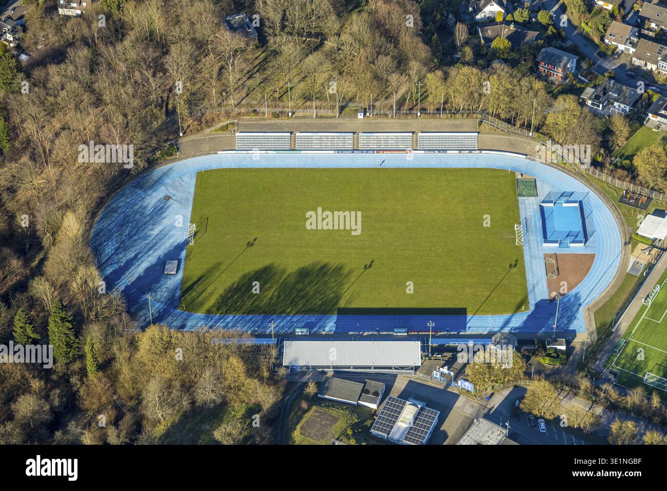 Vista aerea, Bremenstadion, stadio di calcio con pista blu tartan, tu Ennepetal 1911 e.V, Milspe, Ennepetal, regione della Ruhr, Renania settentrionale-Vestfalia, Germa Foto Stock