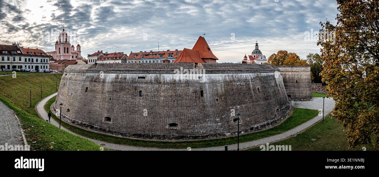 Vista panoramica del bastione delle mura della città di Vilnius con la Chiesa di Sant'Anna e la Chiesa del Bernardino oltre, la città vecchia di Vilnius, Lituania Foto Stock