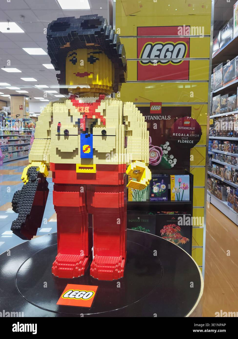 Grande personaggio Lego Brick nel negozio di giocattoli. Foto Stock