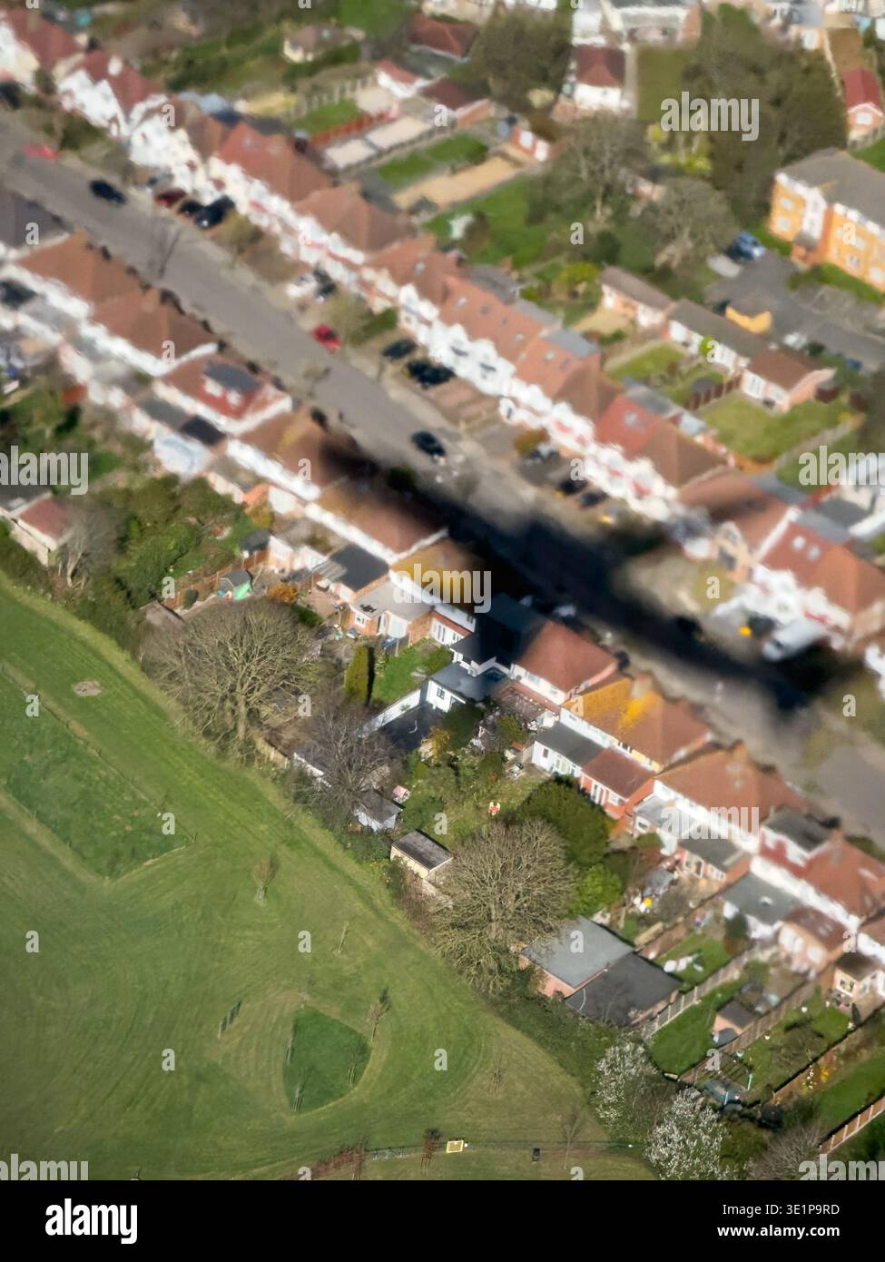 14 Mar 2026 - Londra, Regno Unito - concetto di inquinamento acustico aeroportuale e disturbi ambientali - che mostra l'ombra di un grande aereo a reazione su un veicolo urbano Foto Stock
