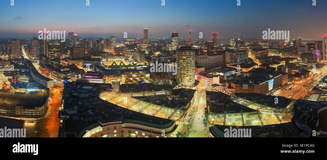 Panorama aereo del quartiere commerciale del centro di Birmingham e dello skyline di notte. Foto Stock