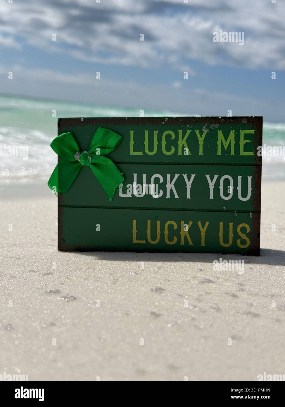 Concetto del giorno di San Patrizio con Lucky me, Lucky You e Lucky Us Message sulla spiaggia - Immagine stock catturata con smartphone