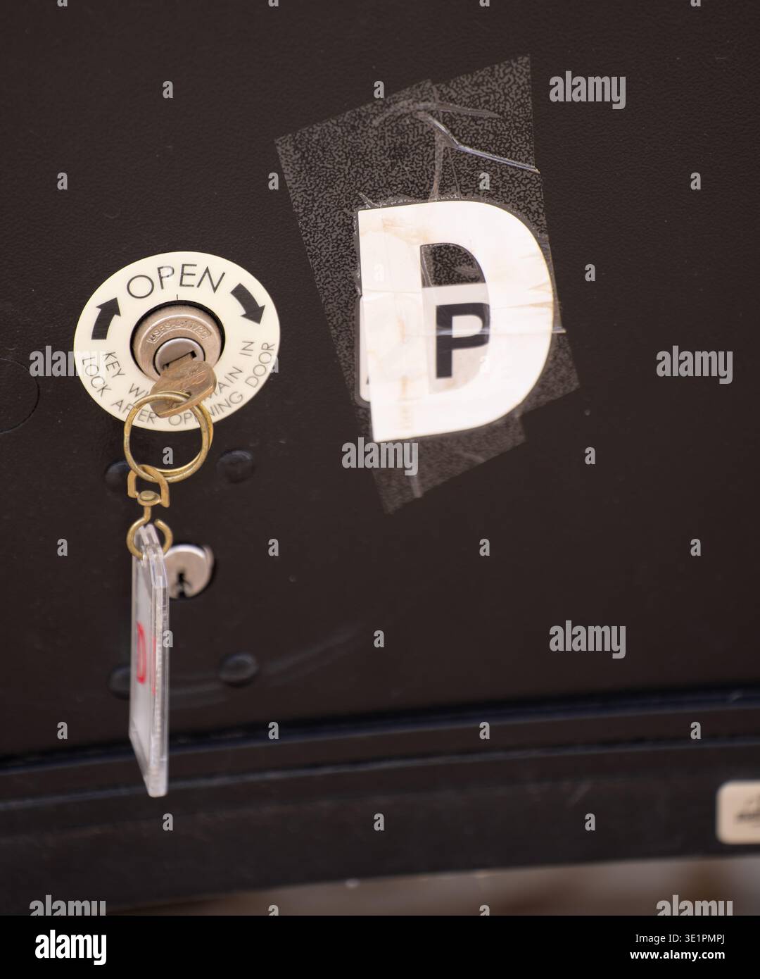 Chiudere la casella di posta o la casella delle lettere con la parola aperta e una freccia rivolta verso destra con la lettera grande D sopra la lettera piccola P nera Foto Stock