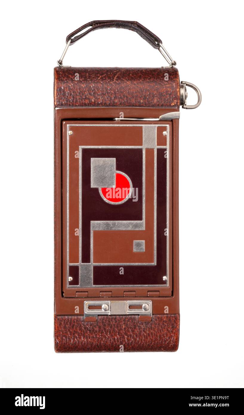 Design geometrico del famoso designer industriale Walter Dorwin Teague sulla piastra di base smaltata della fotocamera 1930 "Gift 1A Kodak". La telecamera era c Foto Stock