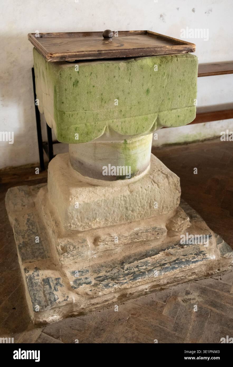 Il fonte della chiesa in pietra di Preseli all'interno della Chiesa della Santa Croce a Mwnt nel Ceredigion nel Galles occidentale Foto Stock
