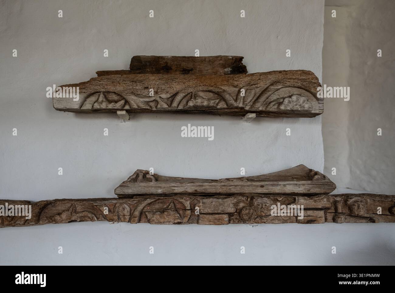 Vecchie incisioni in legno all'interno della Chiesa della Santa Croce a Mwnt nel Ceredigion nel Galles occidentale Foto Stock
