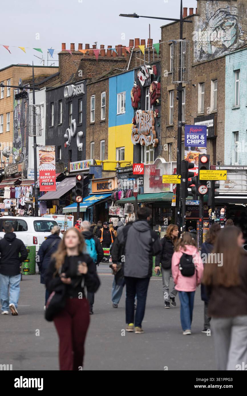 Camden Town, Londra. La gente fa shopping e passa accanto a bancarelle colorate e negozi, godendosi l'atmosfera vivace. Foto Stock