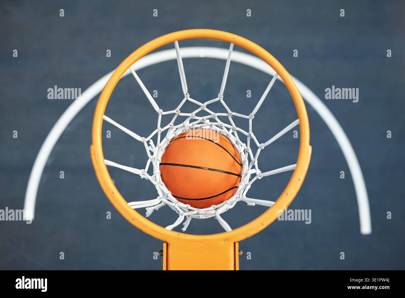 Sport, palla e rete all'aperto per il basket, tessuti e attrezzature per le sessioni di allenamento. Atletica leggera, sopra e sul ring in campo per allenarsi Foto Stock