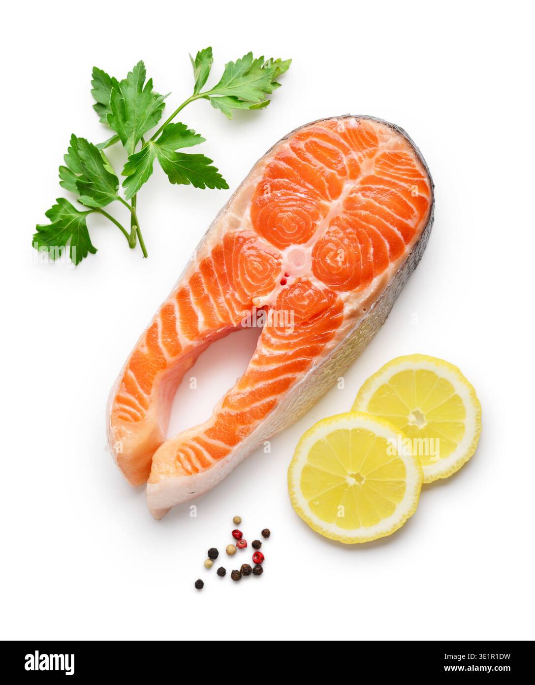 Bistecca di pesce rosso di salmone crudo fresco isolata su sfondo bianco, percorso di ritaglio incluso. Foto Stock