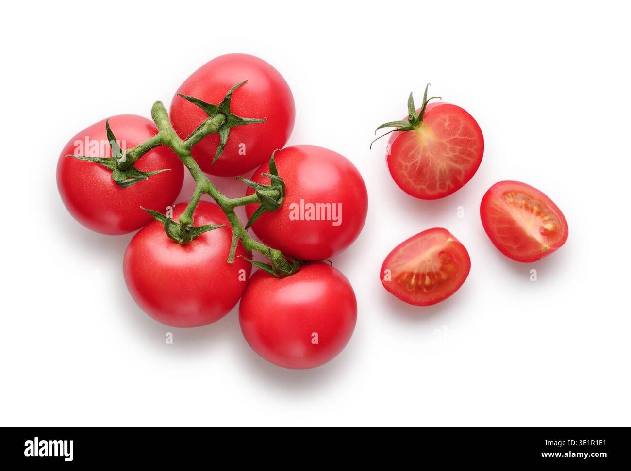 Un ramo di pomodori rosa da cocktail isolato su sfondo bianco, percorso di ritaglio incluso. Foto Stock