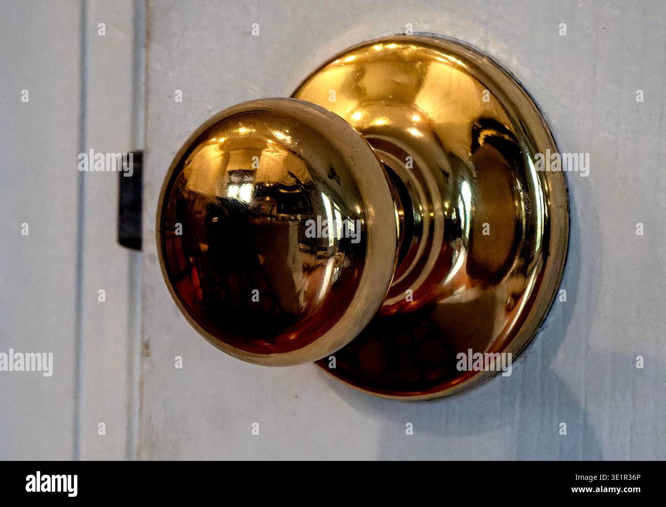 Primo piano di un pomello in ottone lucido Foto Stock