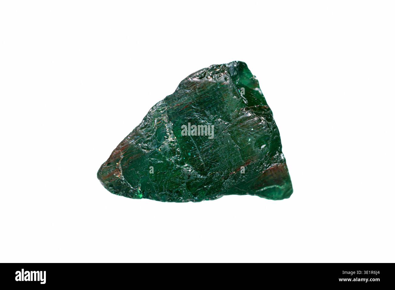 Rara pietra preziosa di apatite verde smeraldo ruvida naturale su sfondo bianco Foto Stock