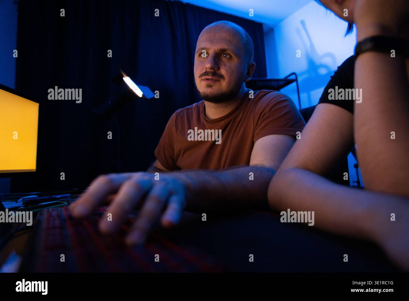 Primo piano dell'uomo che lavora con la tastiera Foto Stock