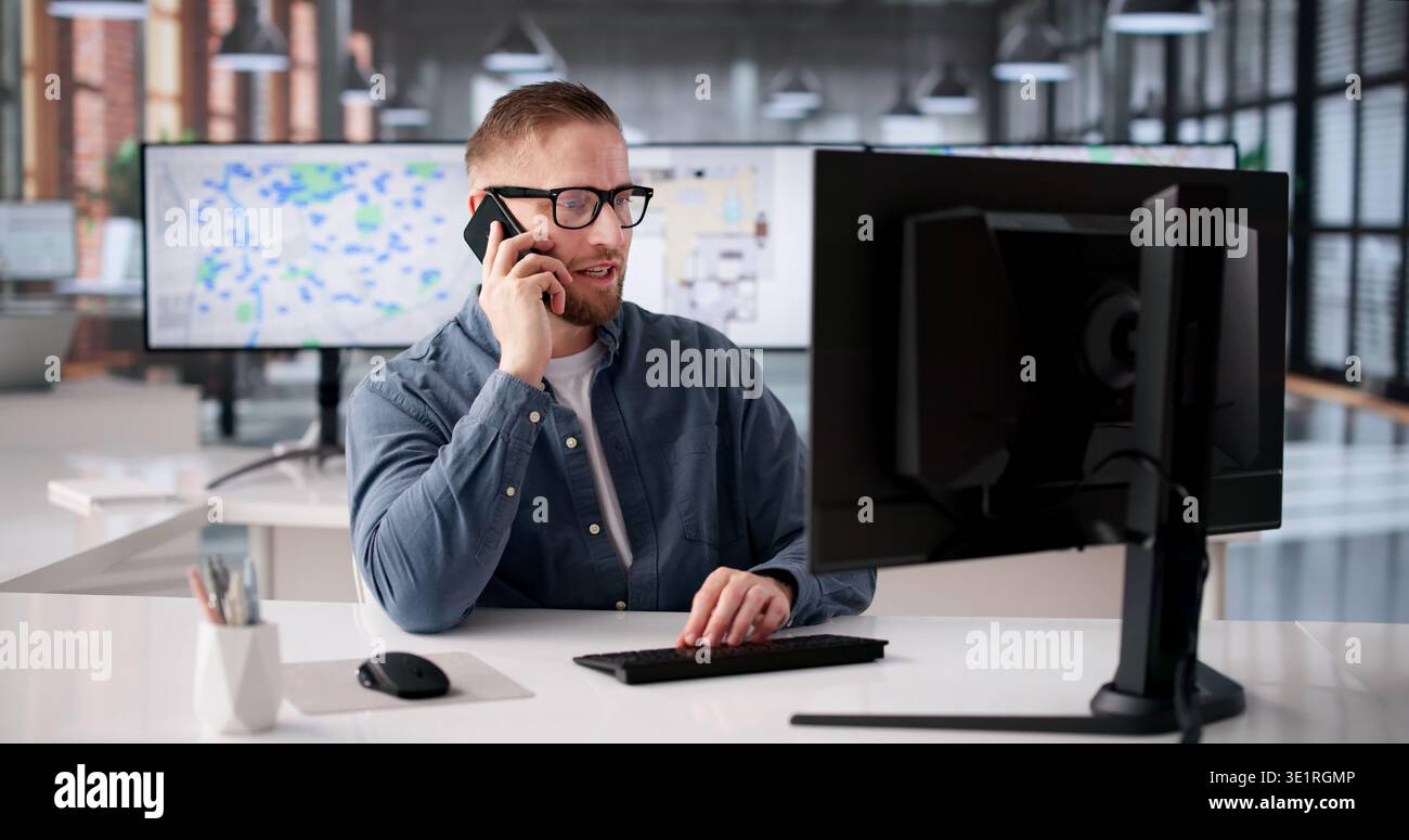 Agente immobiliare professionale impegnato in una conversazione telefonica con il cliente in un ufficio moderno Foto Stock