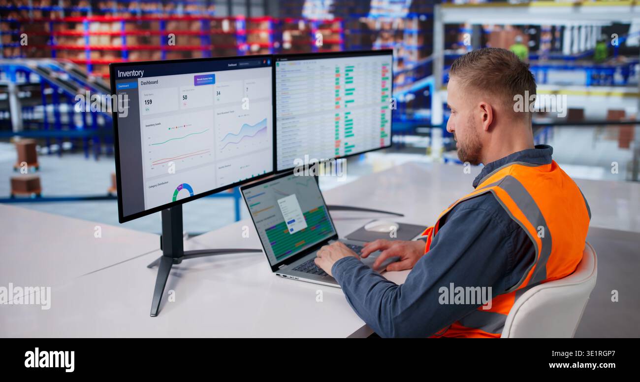 Il supervisore del magazzino analizza i dati di inventario sui notebook in Workspace Foto Stock