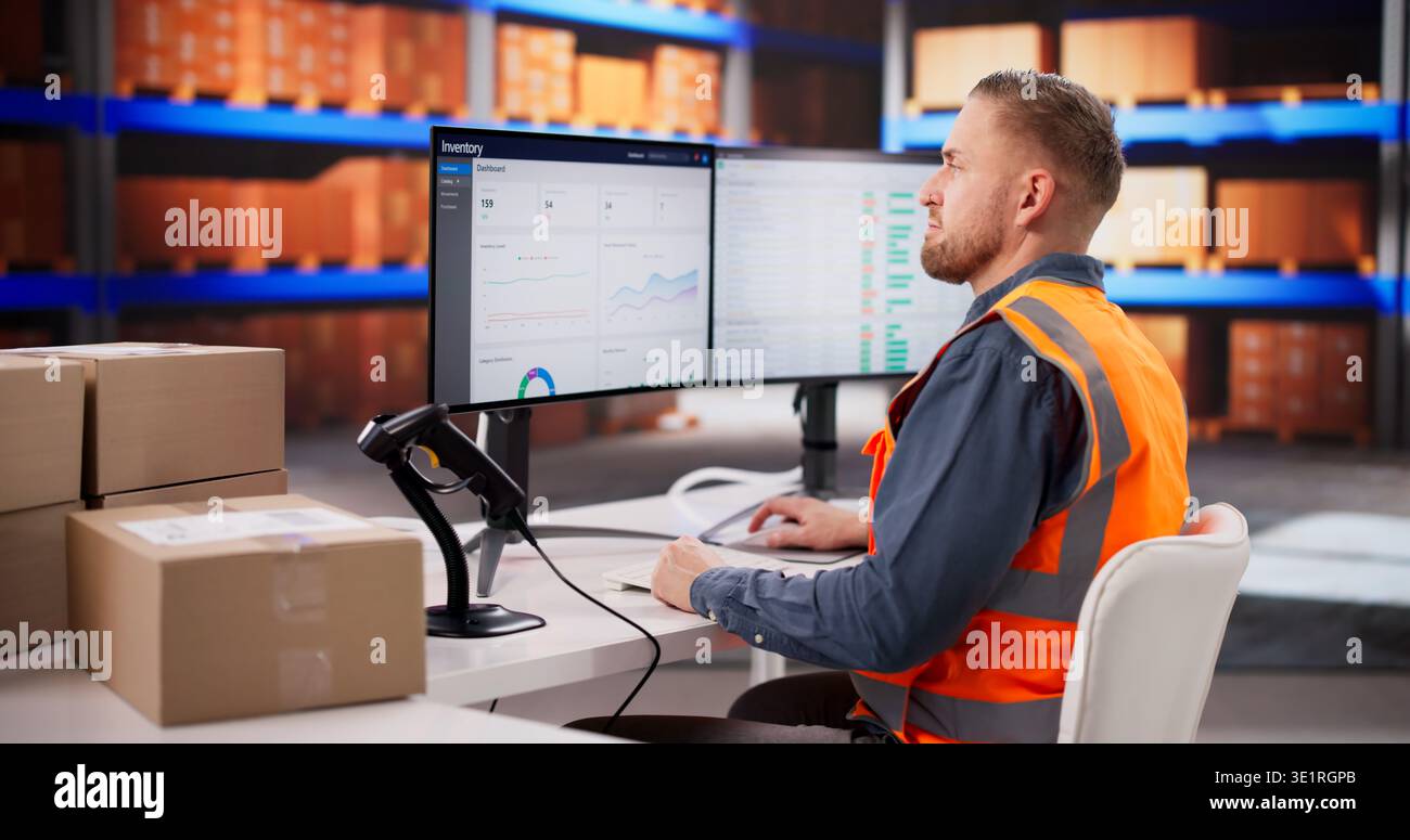 Dipendente del magazzino che utilizza lo scanner di codici a barre per aggiornare l'inventario dei pacchi nella struttura logistica Foto Stock