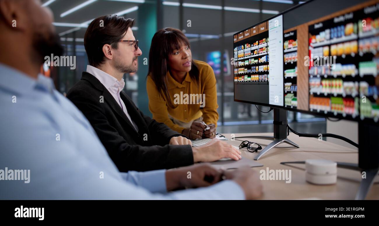Il team diversificato collabora al layout degli scaffali del punto vendita, alla pianificazione, alla strategia di merchandising e alla gestione dell'inventario Foto Stock