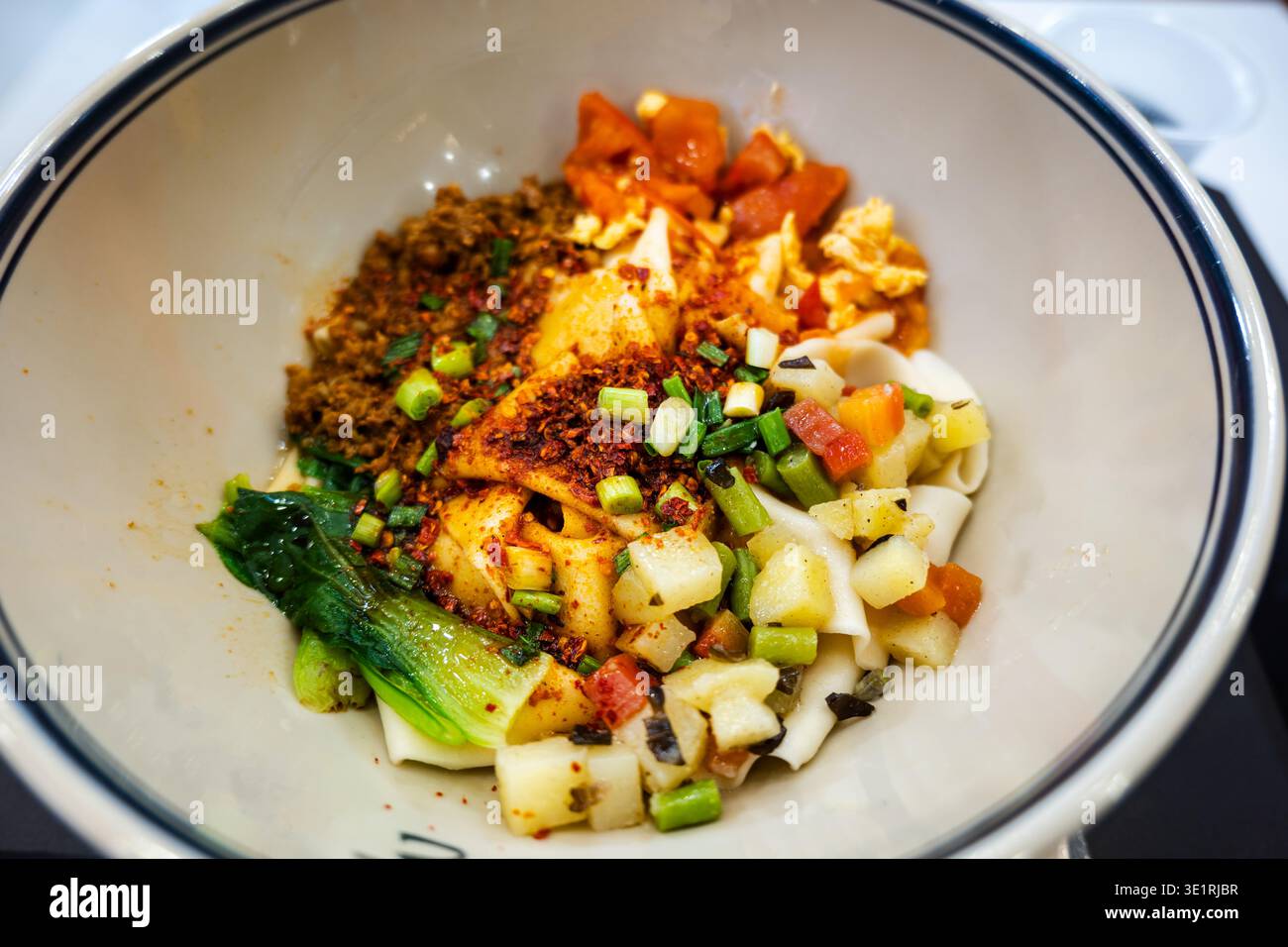 Tagliatelle Biangbiang a Xian, Shaanxi, Cina. Biang biang mian, cucina cinese Shaanxi servita a Xian Foto Stock