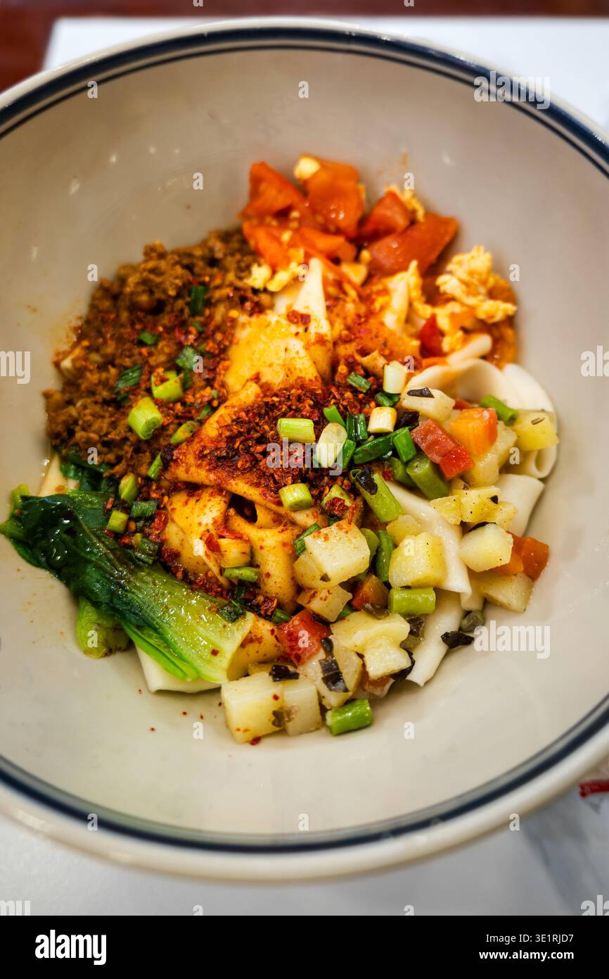 Tagliatelle Biangbiang a Xian, Shaanxi, Cina. Biang biang mian, cucina cinese Shaanxi servita a Xian Foto Stock
