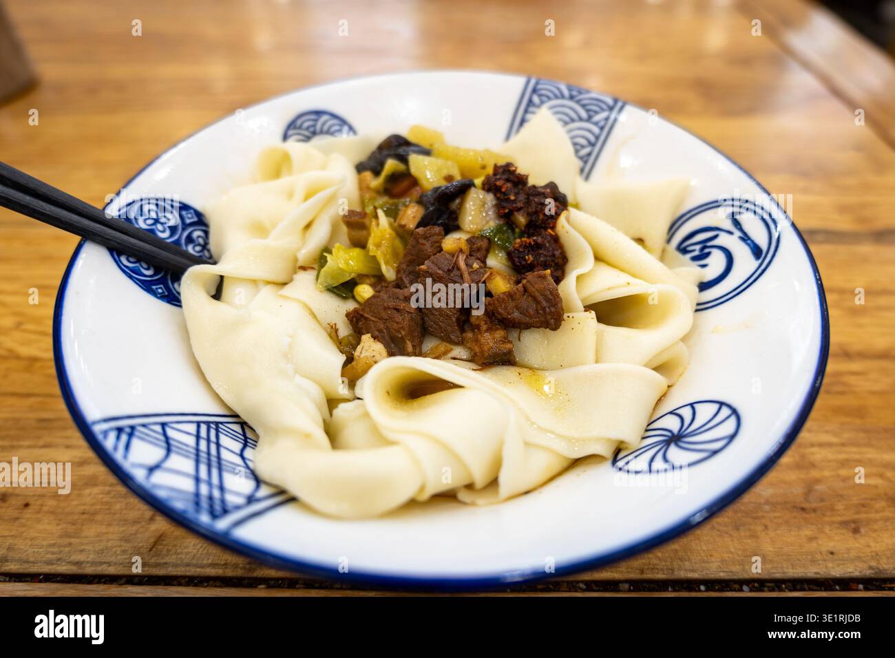 Tagliatelle Biangbiang a Xian, Shaanxi, Cina. Biang biang mian, cucina cinese Shaanxi servita a Xian Foto Stock