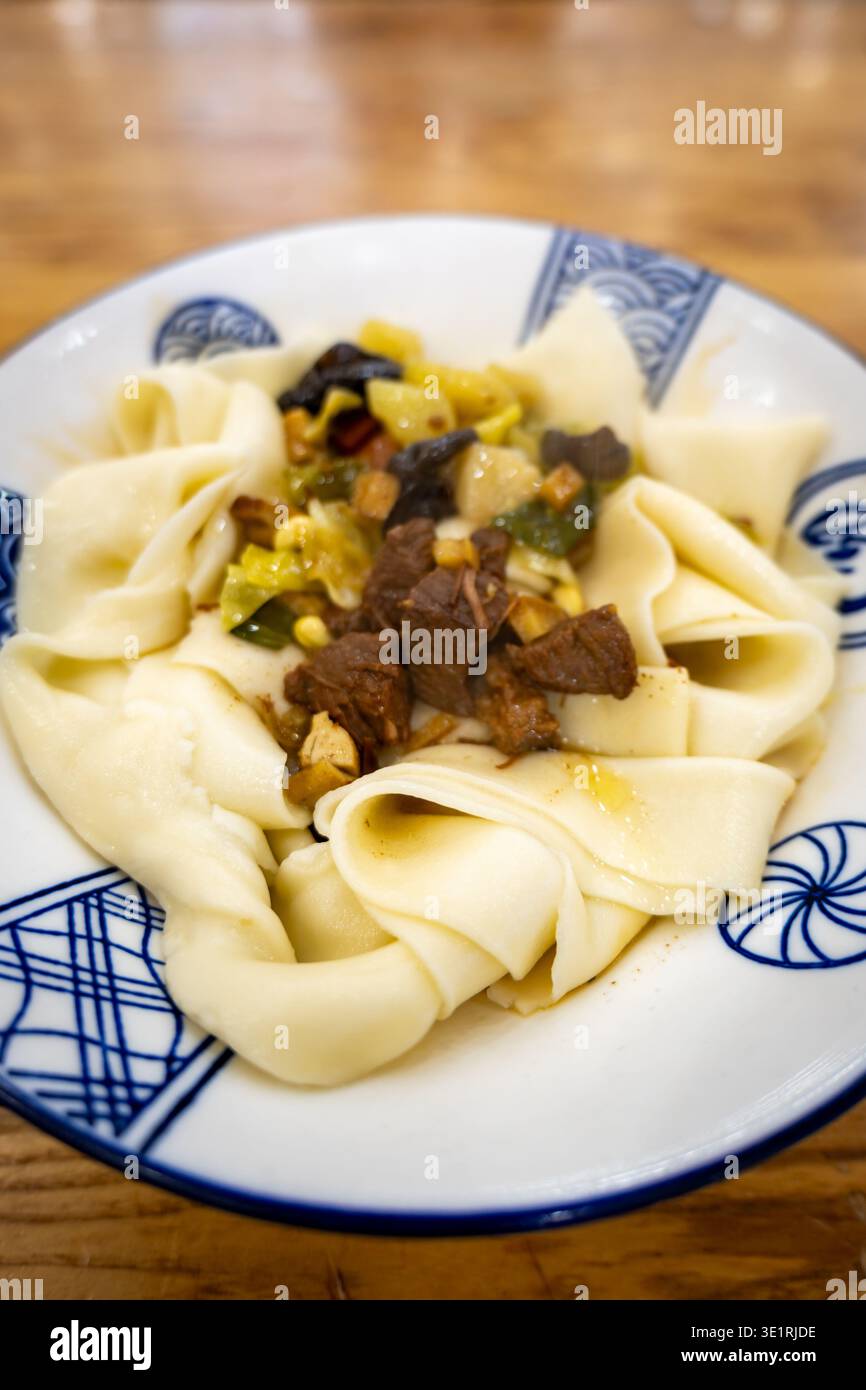 Tagliatelle Biangbiang a Xian, Shaanxi, Cina. Biang biang mian, cucina cinese Shaanxi servita a Xian Foto Stock