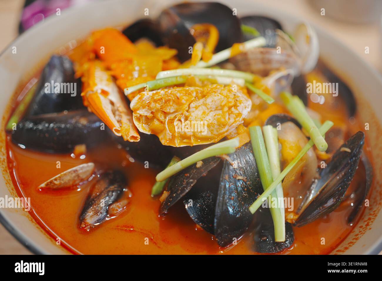 Speziato di pesce coreano con cozze, granchi e ricco brodo rosso Foto Stock