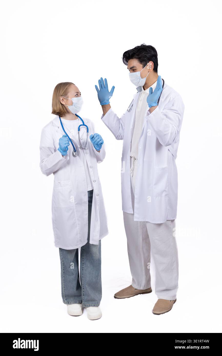 Squadra medica in posa e sorridente Foto Stock