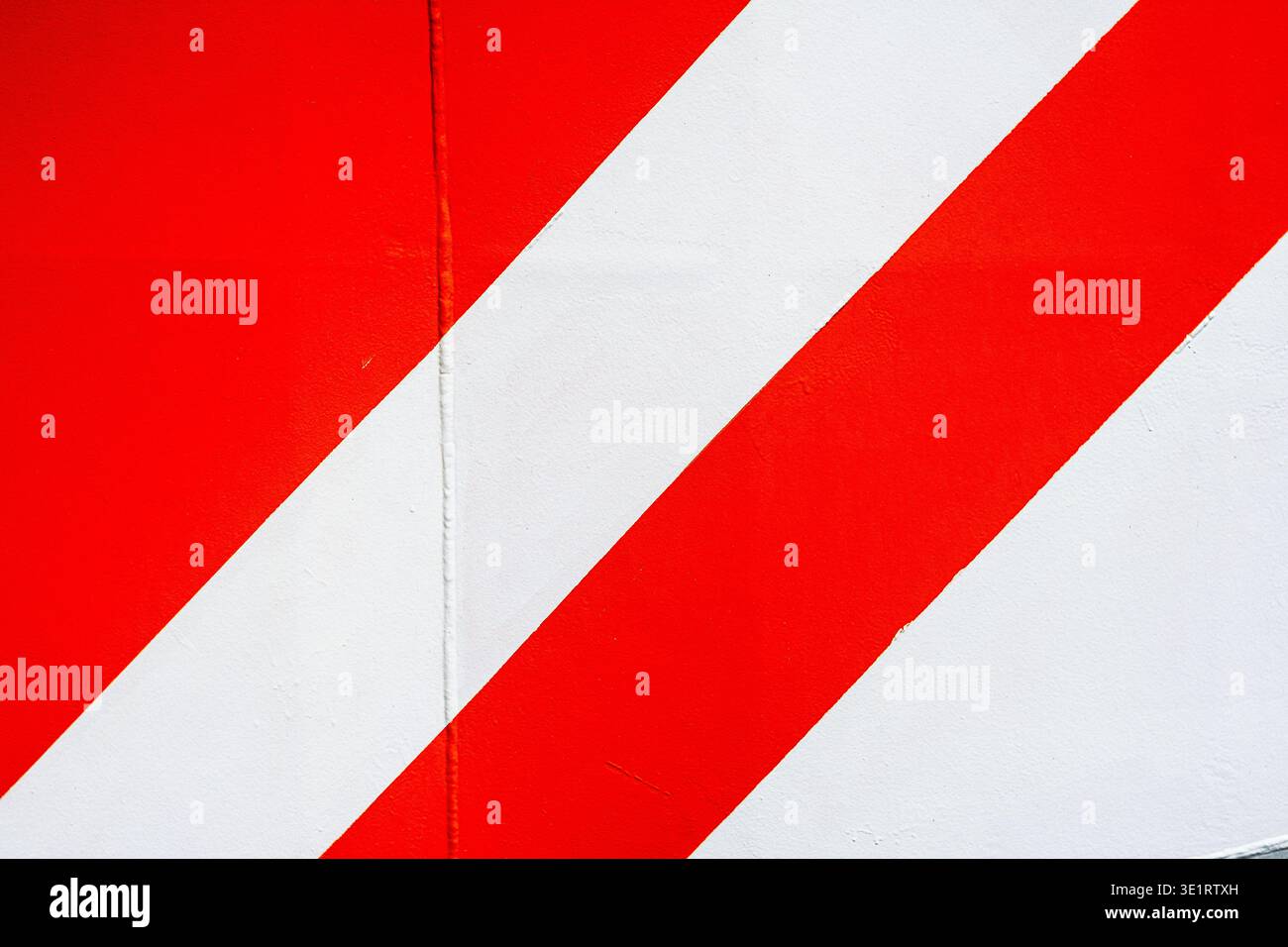 Strisce diagonali rosse e bianche che creano uno schema di avvertenza Foto Stock