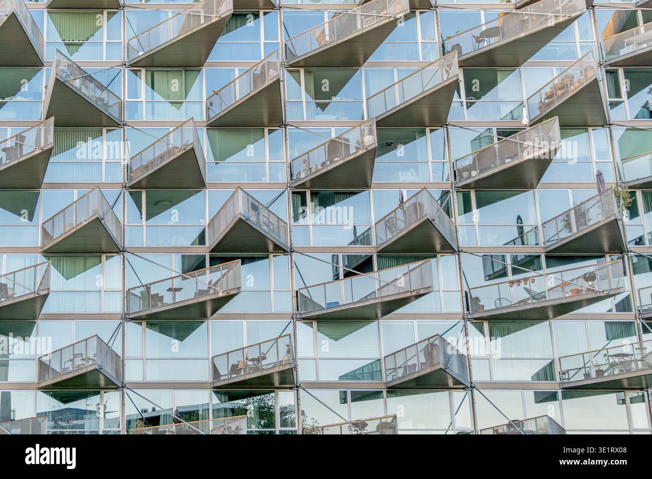Moderna facciata delle case VM con balconi triangolari, Copenhagen, Danimarca, premiata architettura di BIG Architects Foto Stock