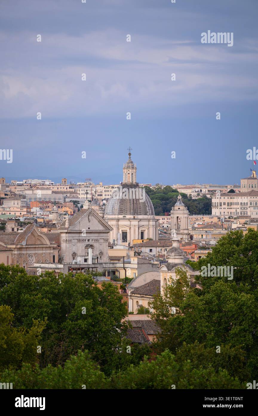 Roma. Italia. Vista sui tetti. Facciata dell'Oratorio dei Filippini (estrema sinistra), chiesa di Santa Maria in Vallicella detta Chiesa nuova (sinistra) Foto Stock