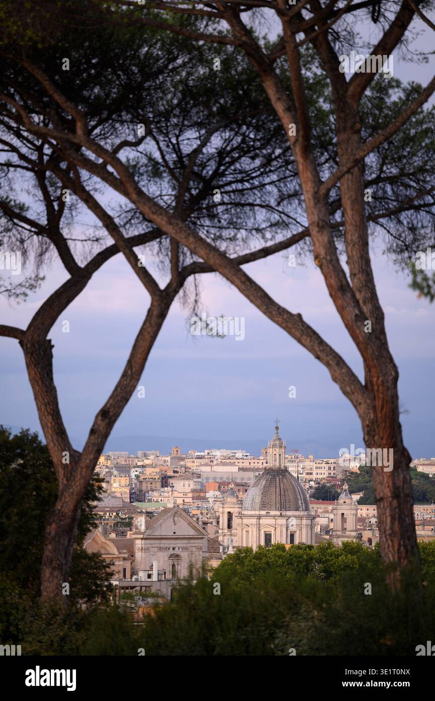 Roma. Italia. Vista sui tetti. Facciata della chiesa di Santa Maria in Vallicella detta Chiesa nuova (a sinistra) e cupola della chiesa di Sant'Ag Foto Stock