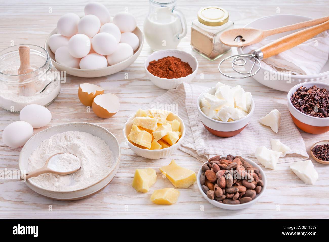 Ingredienti da forno assortiti su un tavolo da cucina in legno Foto Stock