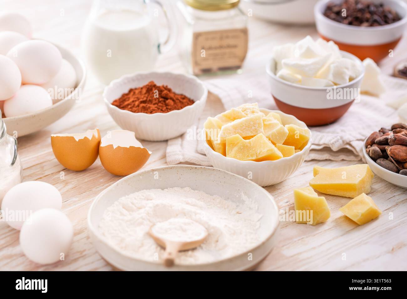 Ingredienti da forno assortiti su un tavolo da cucina in legno Foto Stock