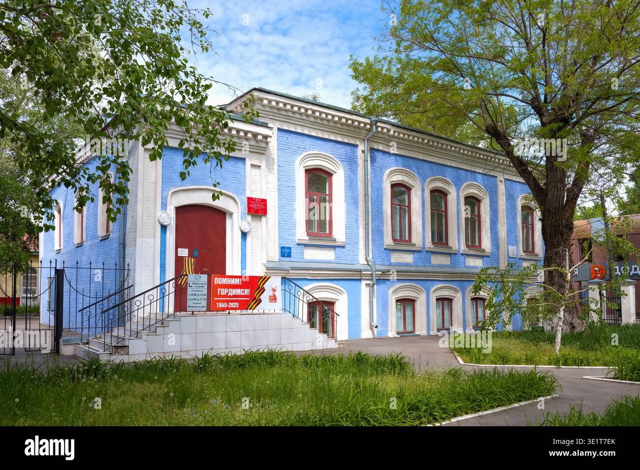 KAMENSK-SHAKHTINSKY, RUSSIA - 5 MAGGIO 2025: La costruzione del Museo delle Arti Decorative e applicate e dell'Arte Folcloristica in un giorno di sole maggio. Kamensk-Shakhti Foto Stock
