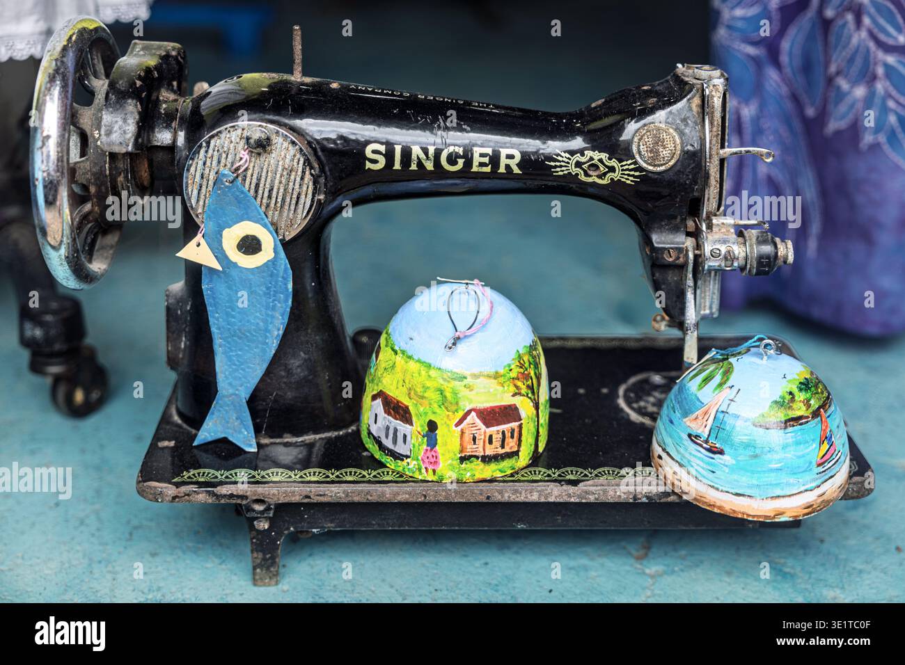Seminatrice Vintage Singer + objet d'art in vetrina, St George's, Grenada Foto Stock