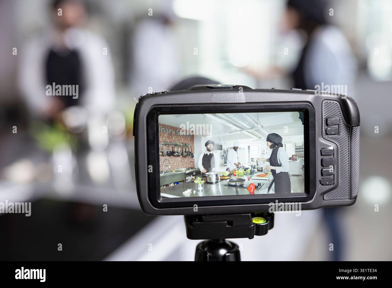Esperti culinari che insegnano lezioni di cucina online registrazione con macchina fotografica, master class dettagliata sulla preparazione del cibo e tecniche culinarie raffinate. Aiutare gli studenti a perfezionare le loro abilità culinarie. Foto Stock