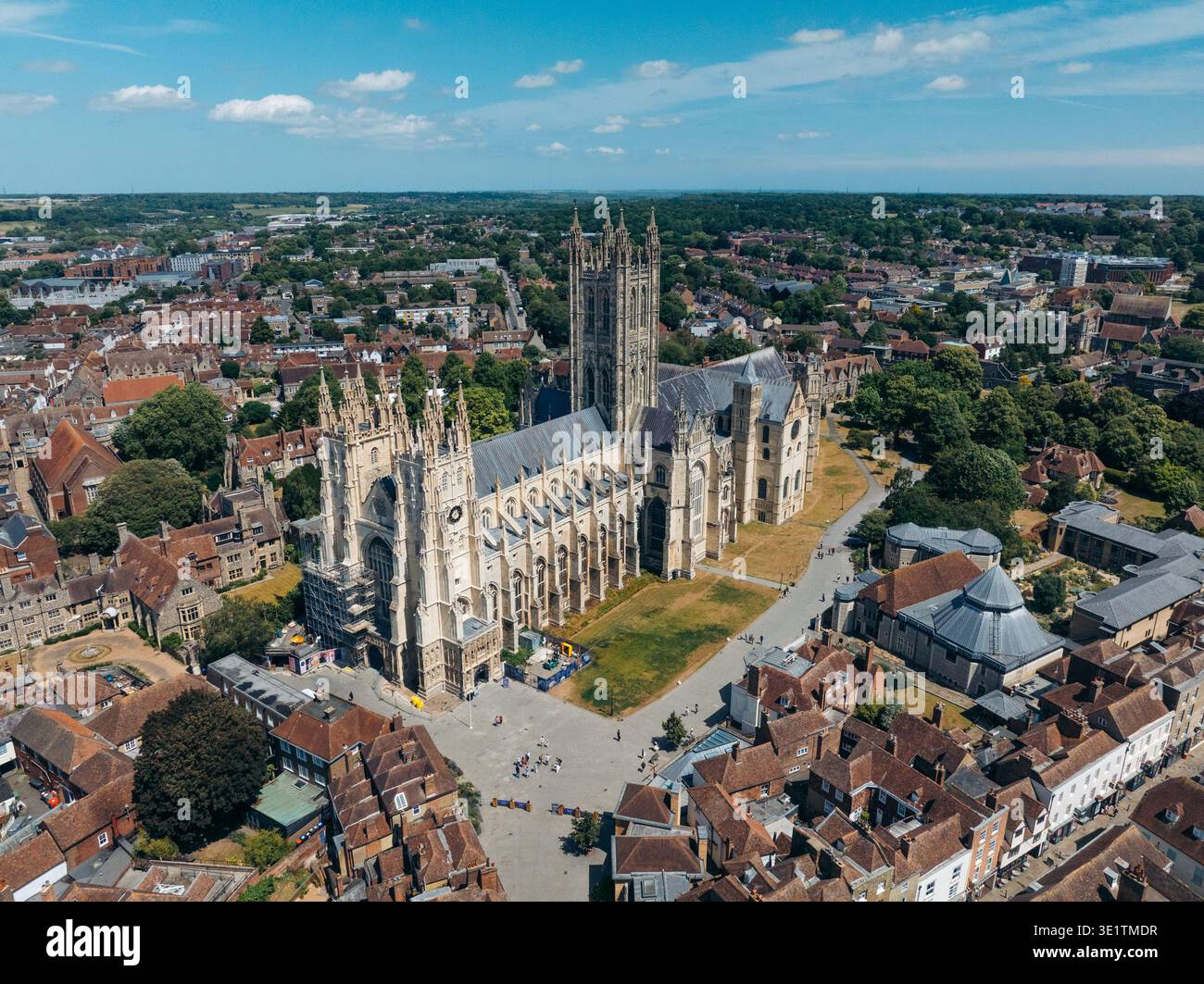 Vista aerea delle maestose torri della Cattedrale di Canterbury sopra la città storica, le sue intricate opere in pietra che testimoniano secoli di artigianato, CAN Foto Stock