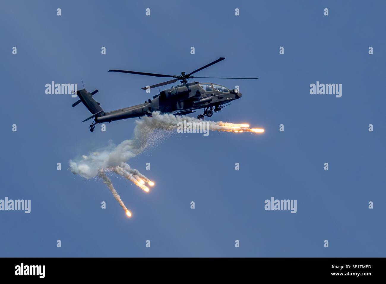 Vista aerea di un elicottero militare Apache AH64D che rilascia razzi contro un cielo azzurro, Changi Exhibition Centre, Singapore. Foto Stock