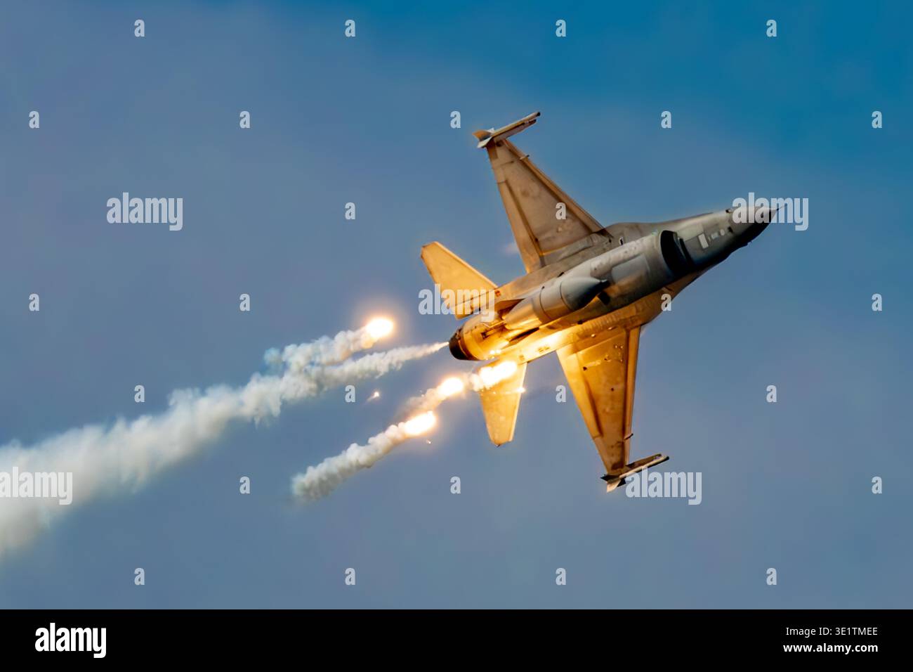 Vista aerea di un caccia F16 che lancia razzi contro un cielo azzurro, Changi Exhibition Centre, Singapore. Foto Stock