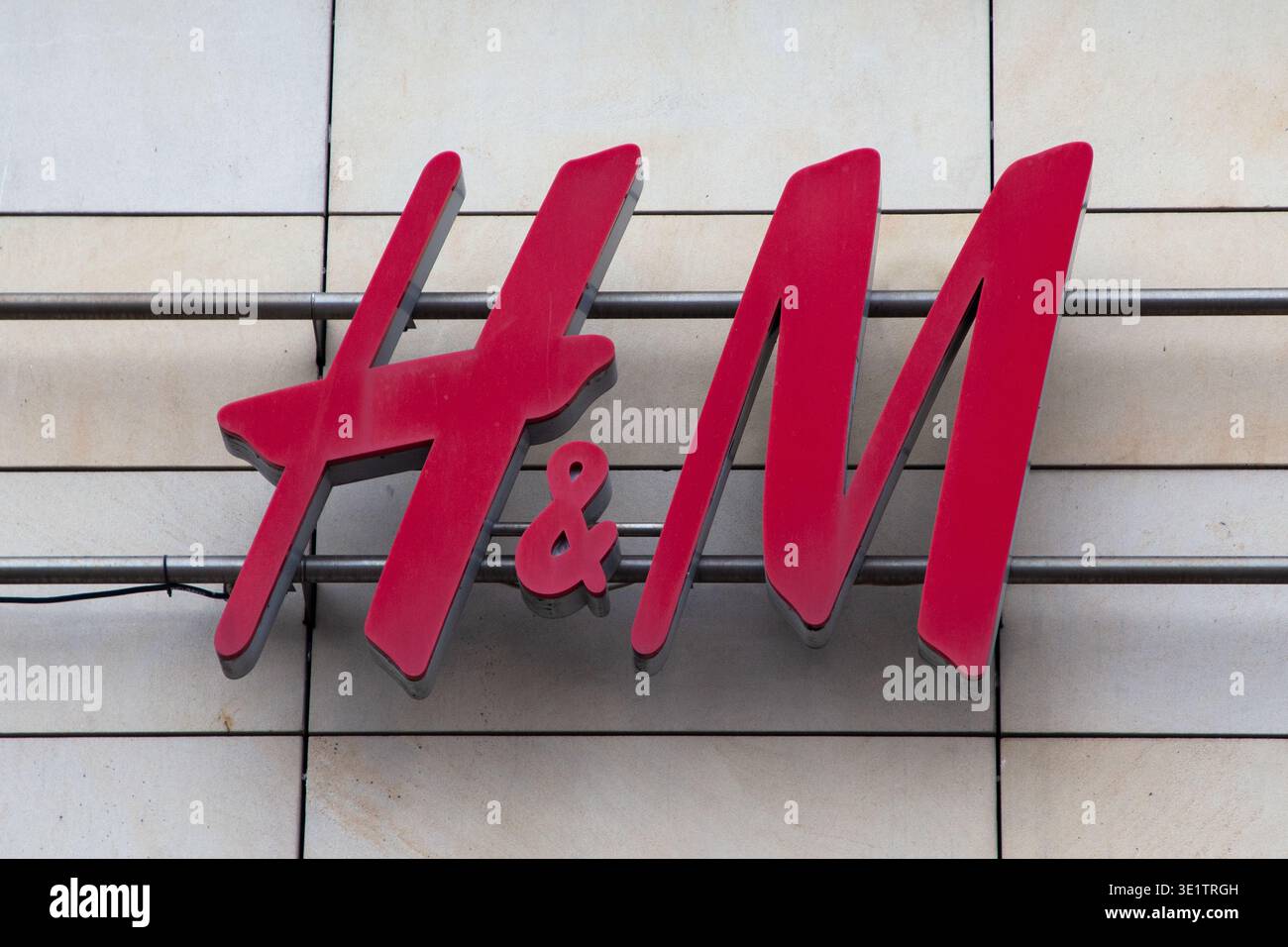 Insegna H&M per il negozio di abbigliamento in Polonia Foto Stock