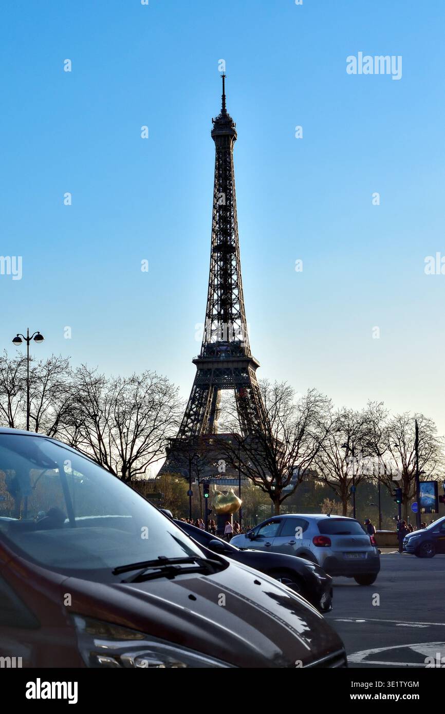 Vista serale verso la Torre Eiffel dall'altra parte della Senna - Parigi 75008, Francia. Foto Stock
