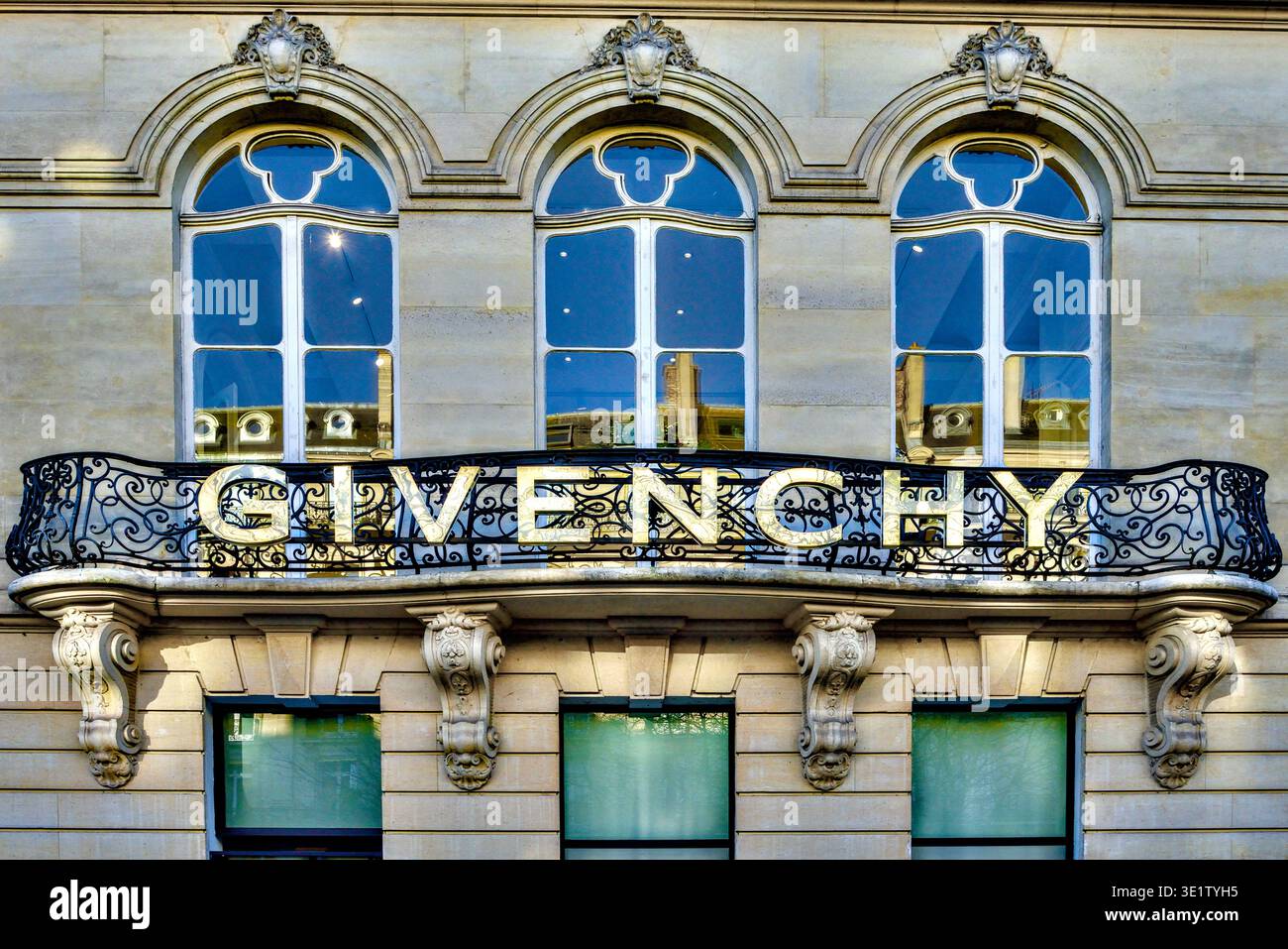 Cartello metallico sul balcone della casa di moda di alta moda Givenchy - Parigi 75008, Francia. Foto Stock