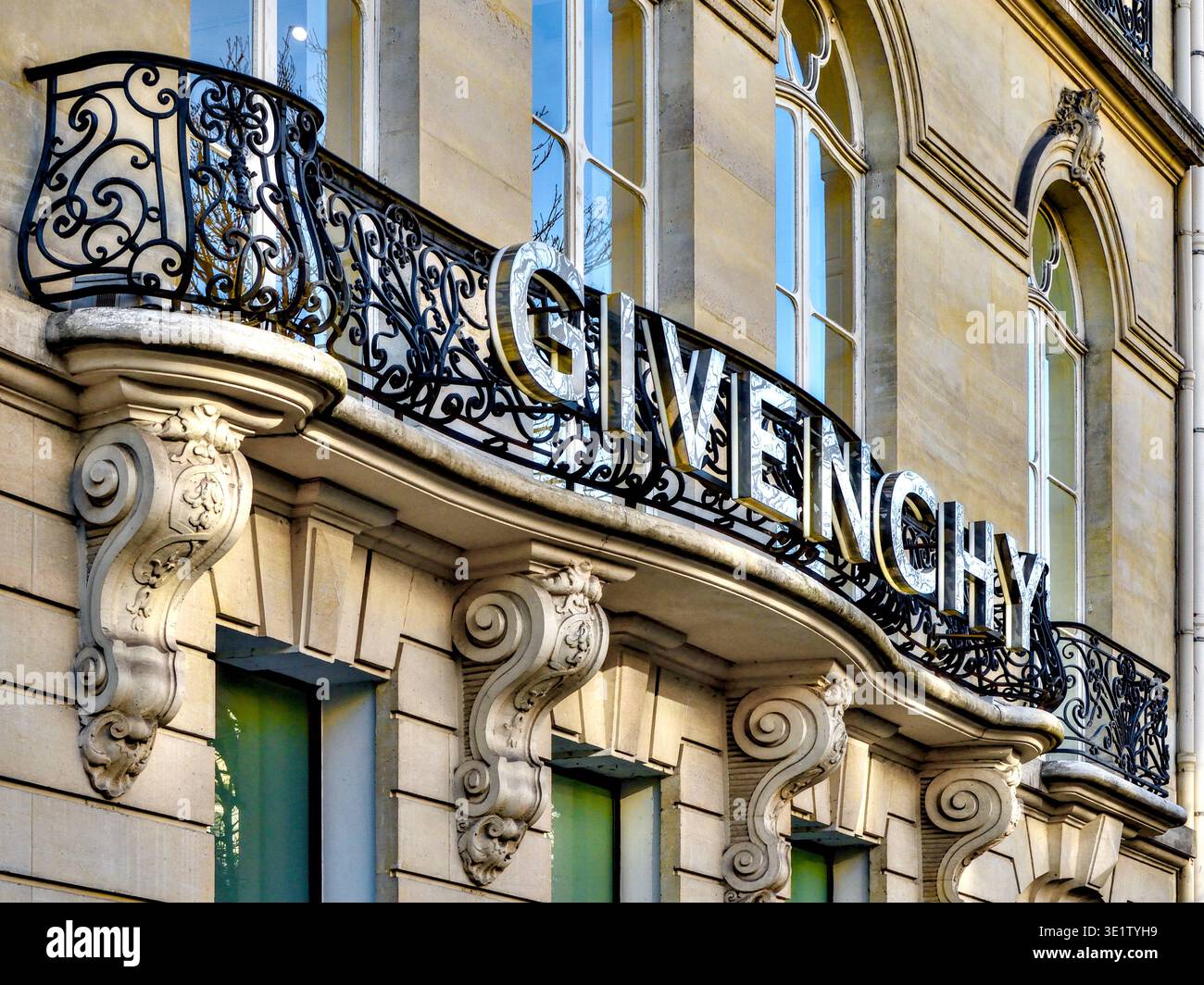 Cartello metallico sul balcone della casa di moda di alta moda Givenchy - Parigi 75008, Francia. Foto Stock